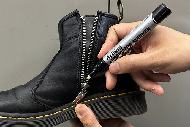 Putting lubricator ink onto zipper of a boot with Artline LUBRICATOR MARKER